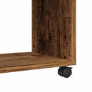 sidebord med hjul 70x35x60 cm konstrueret træ gammelt trælook